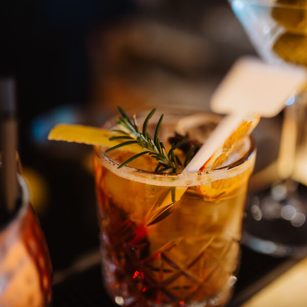 Lounge Bar: Entdecken Sie die Magie individuell zubereiteter Cocktails eine Mischung aus aktuellen Kreationen und zeitlosen Klassikern